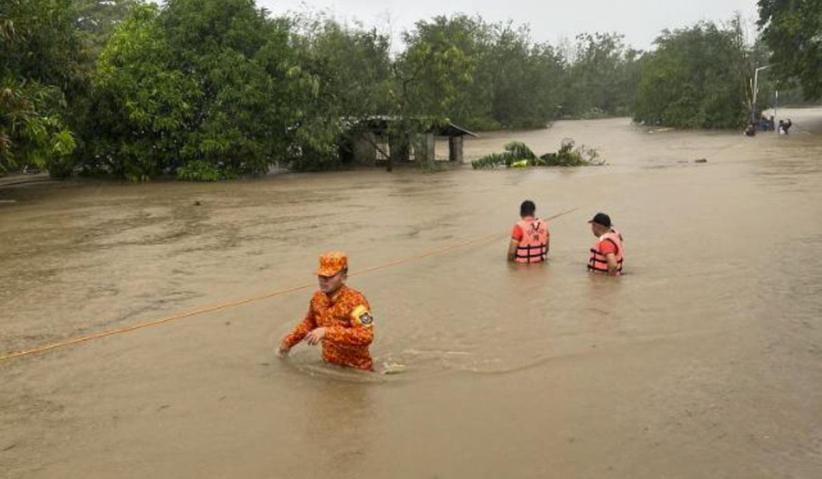 NextImg:Typhoon blows off roofs, floods villages and displaces thousands in northern Philippines