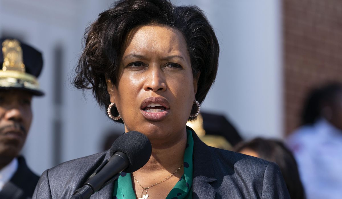 NextImg:D.C. mayor bans relationships between superiors, subordinates in city government