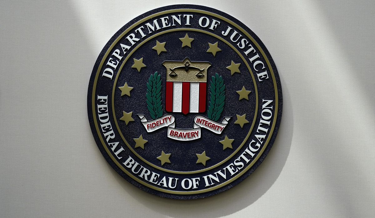 NextImg:Lawmakers tell FBI to give up warrantless searches if agency wants to keep digital snooping powers