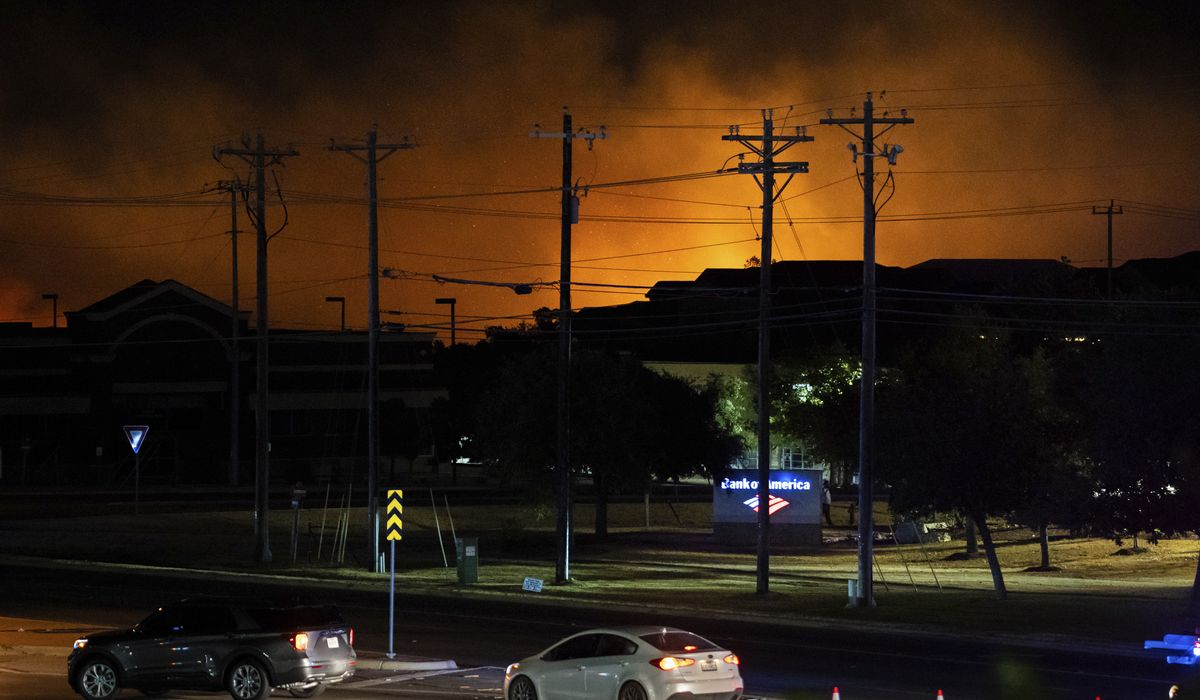 NextImg:Brushfire near Austin wrecks apartment building, mars 3 more
