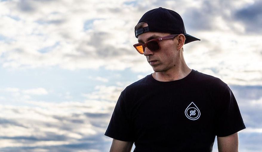 Wearing hats all the time contributes to baldness—myth or fact? (Photo source: https://unsplash.com/photos/zdMrAnpXbwE)(sponsored)
