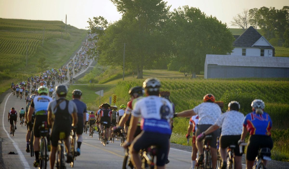 NextImg:Pedaling beats polarization in a huge, cross-Iowa bike ride