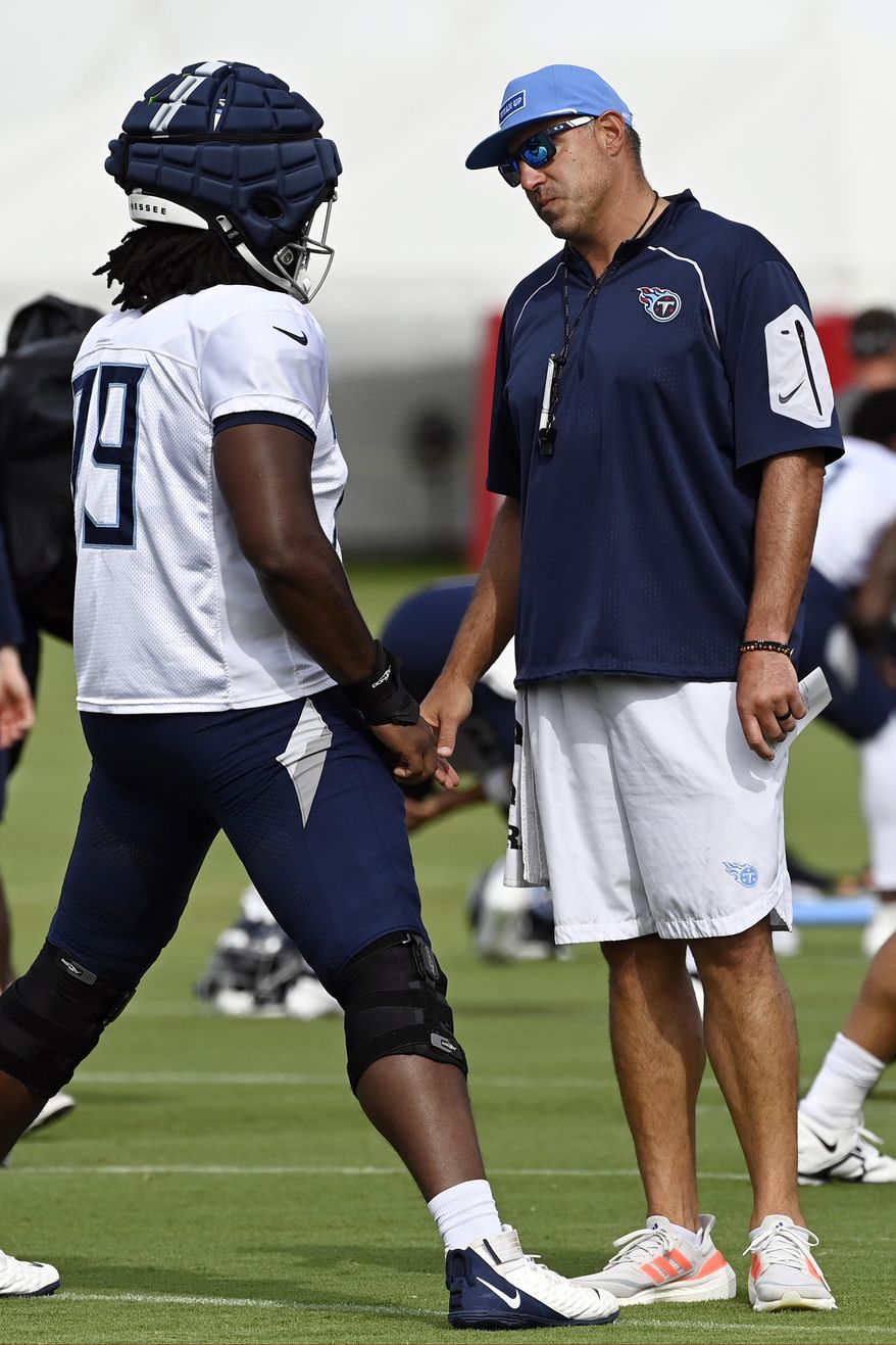 Tennessee head coach Mike Vrabel talks with offensive tackle Jaelyn Duncan (79) during an NFL football training camp practice Tuesday, Aug. 8, 2023, in Nashville, Tenn. (Mark Zaleski/The Tennessean via AP)