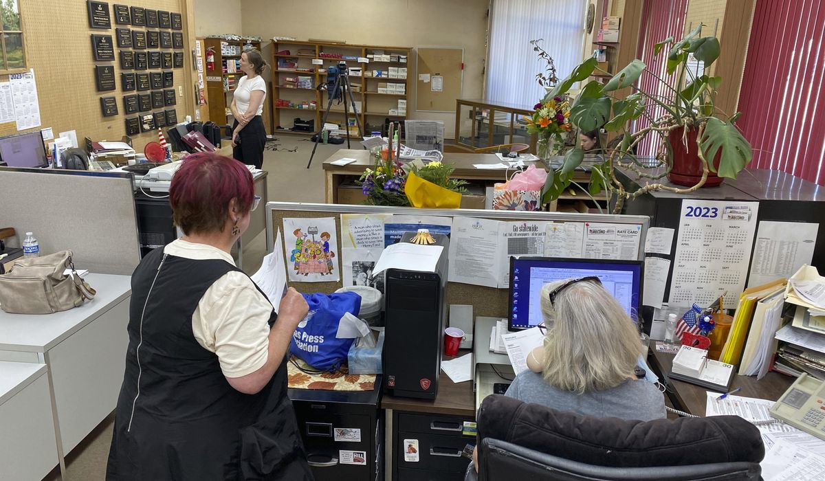 NextImg:Kansas prosecutor says police should return computers and cellphones seized in raid on newspaper