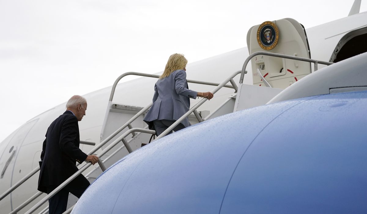 NextImg:Biden, pausing another summer vacation, flies to Maui to view wildfire devastation