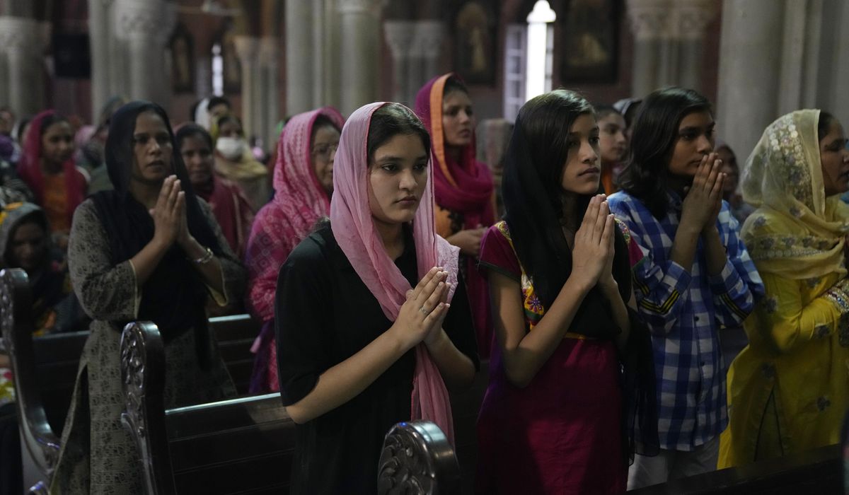 NextImg:Pakistan hands out cash to Christians who lost homes in rioting over alleged desecration of Quran