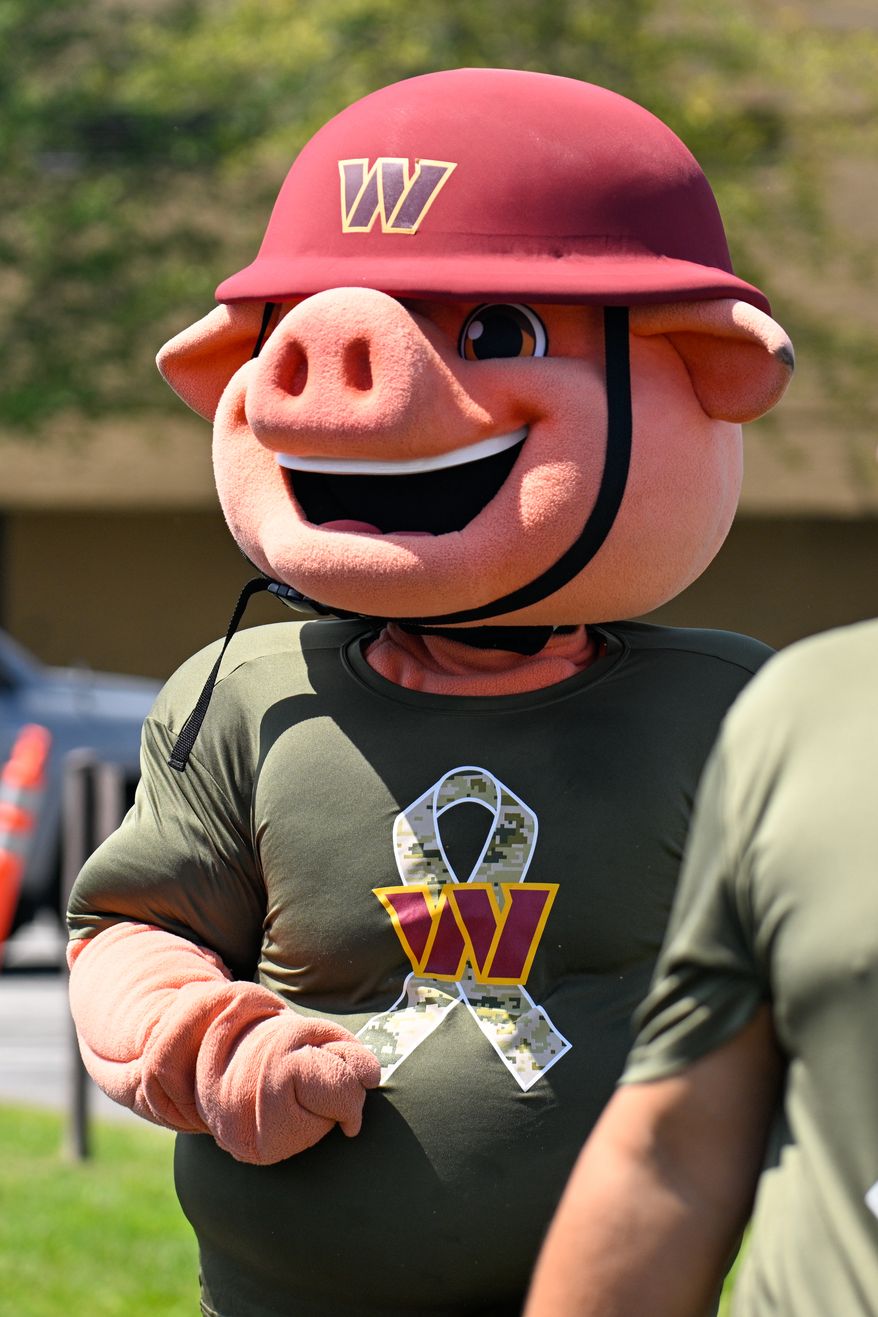 Suitland, MD - The Washington Commanders hosted a walk-through practice at Joint Base Andrews. After the practice, the players interacted with the on-site military personnel, their families, and friends. (Joe Glorioso | All-Pro Reels)