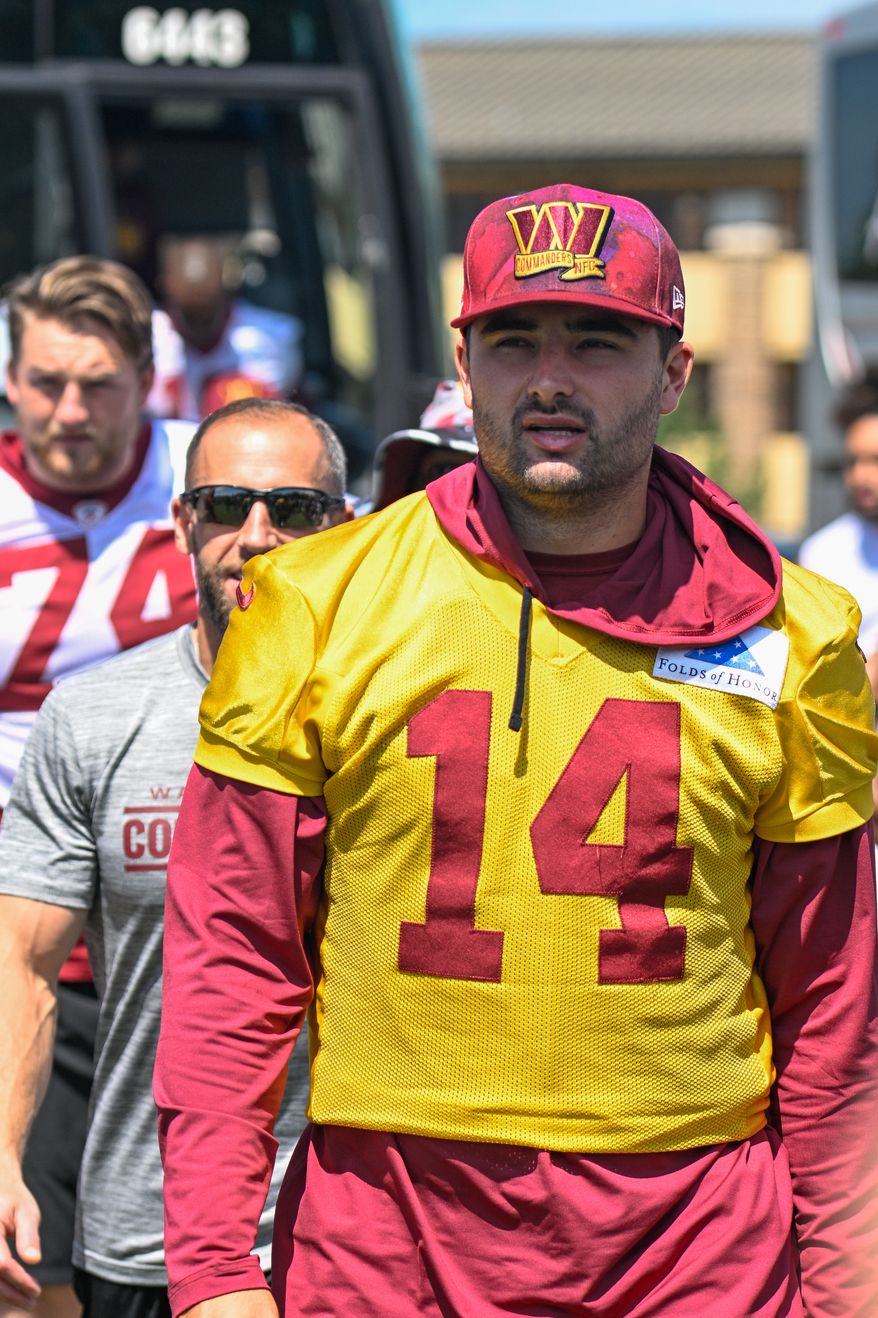 Suitland, MD - The Washington Commanders hosted a walk-through practice at Joint Base Andrews. After the practice, the players interacted with the on-site military personnel, their families, and friends. (Joe Glorioso | All-Pro Reels)