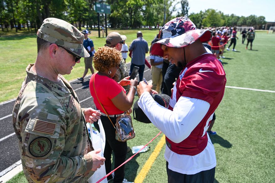 Suitland, MD - The Washington Commanders hosted a walk-through practice at Joint Base Andrews. After the practice, the players interacted with the on-site military personnel, their families, and friends. (Joe Glorioso | All-Pro Reels)