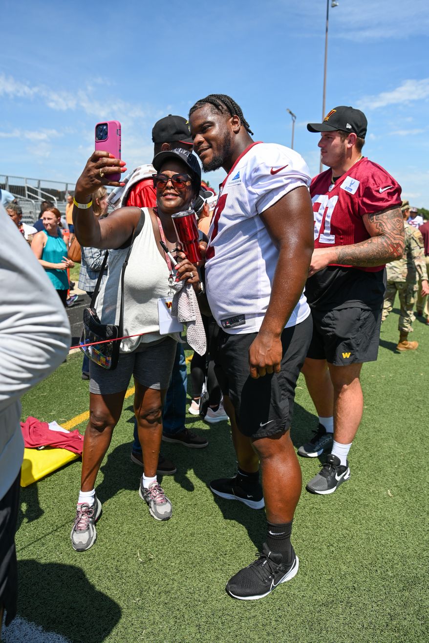 Suitland, MD - The Washington Commanders hosted a walk-through practice at Joint Base Andrews. After the practice, the players interacted with the on-site military personnel, their families, and friends. (Joe Glorioso | All-Pro Reels)
