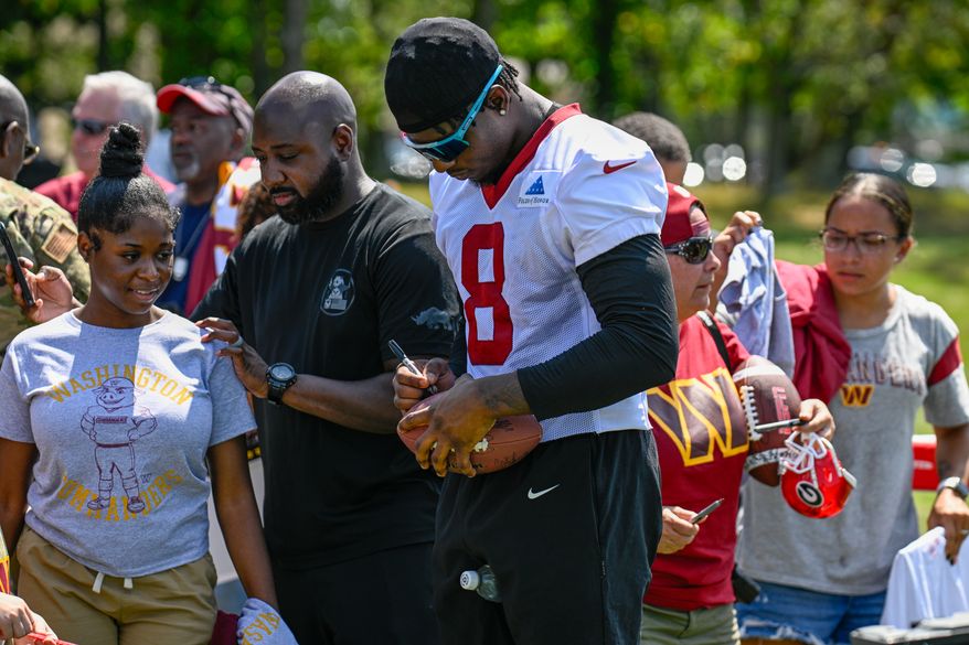 Suitland, MD - The Washington Commanders hosted a walk-through practice at Joint Base Andrews. After the practice, the players interacted with the on-site military personnel, their families, and friends. (Joe Glorioso | All-Pro Reels)