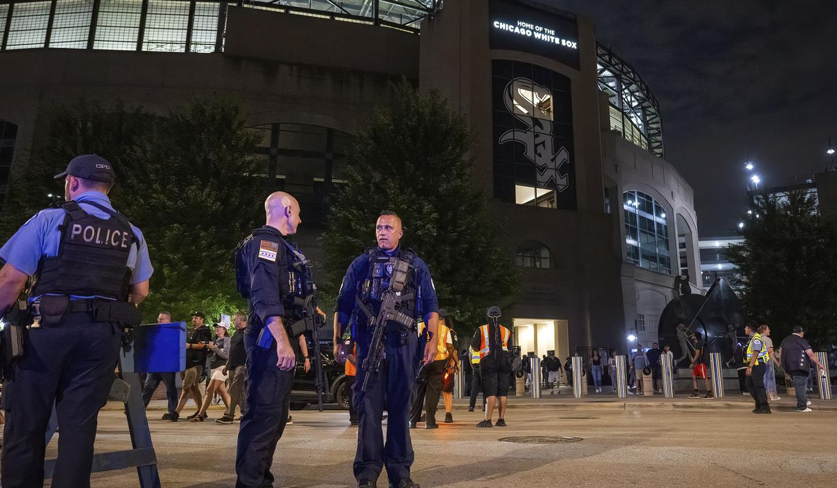 NextImg:Two off-duty police officers robbed at gunpoint in Chicago