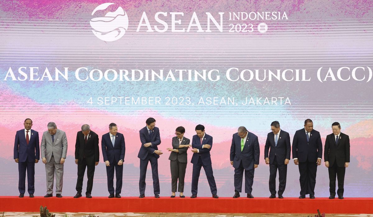 NextImg:Southeast Asian leaders are besieged by thorny issues as they hold an ASEAN summit without Biden