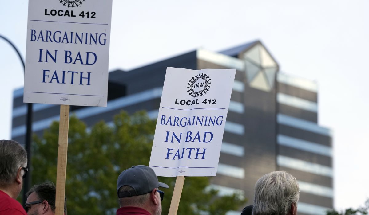 NextImg:Carmakers lay off thousands amid strike