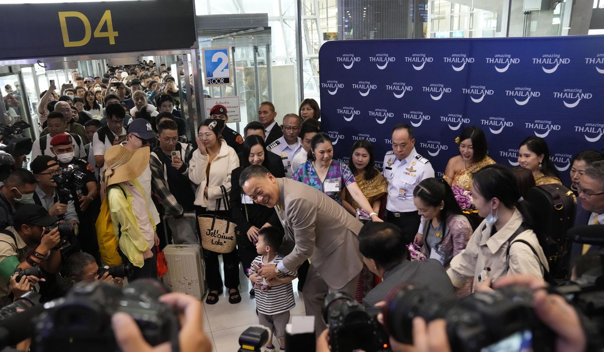 NextImg:Thailand receives the first Chinese visitors under a new visa-free policy to boost tourism