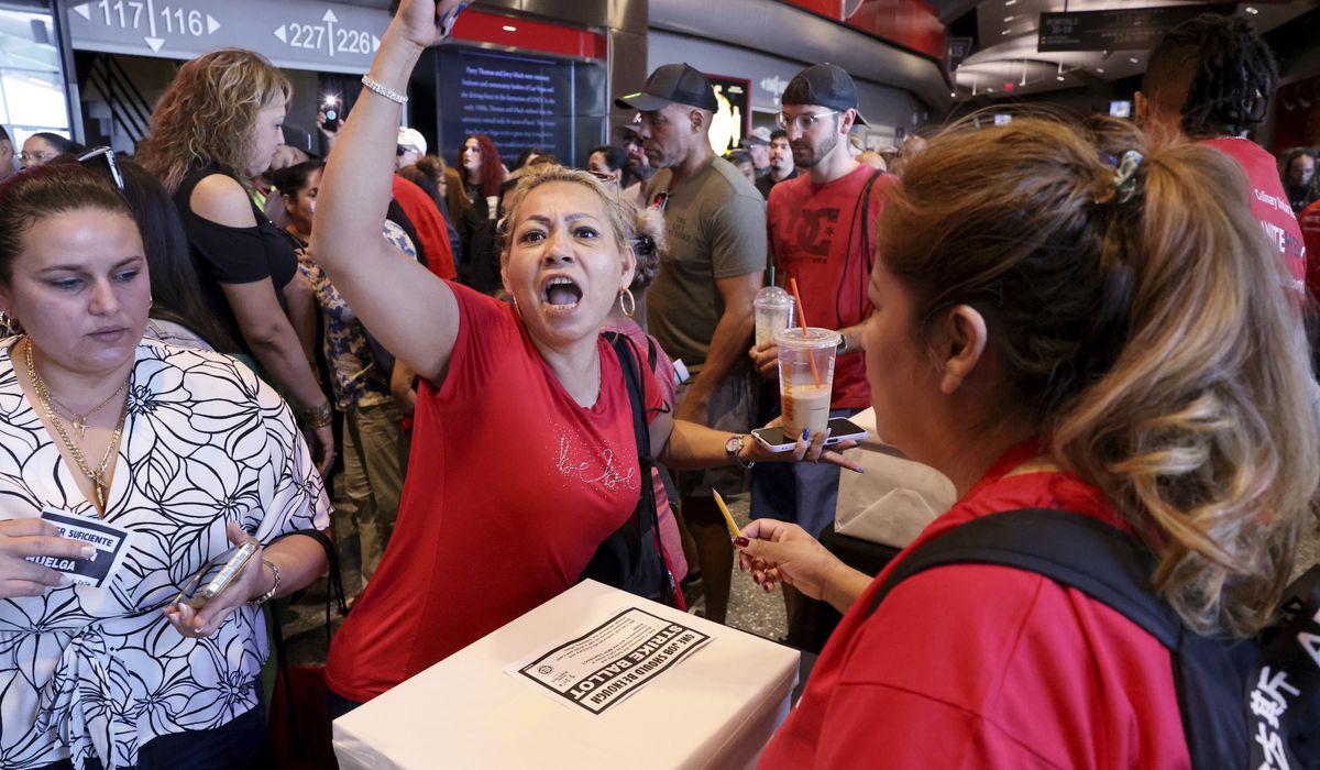 NextImg:Las Vegas bartenders and culinary workers give thumbs-up to strike