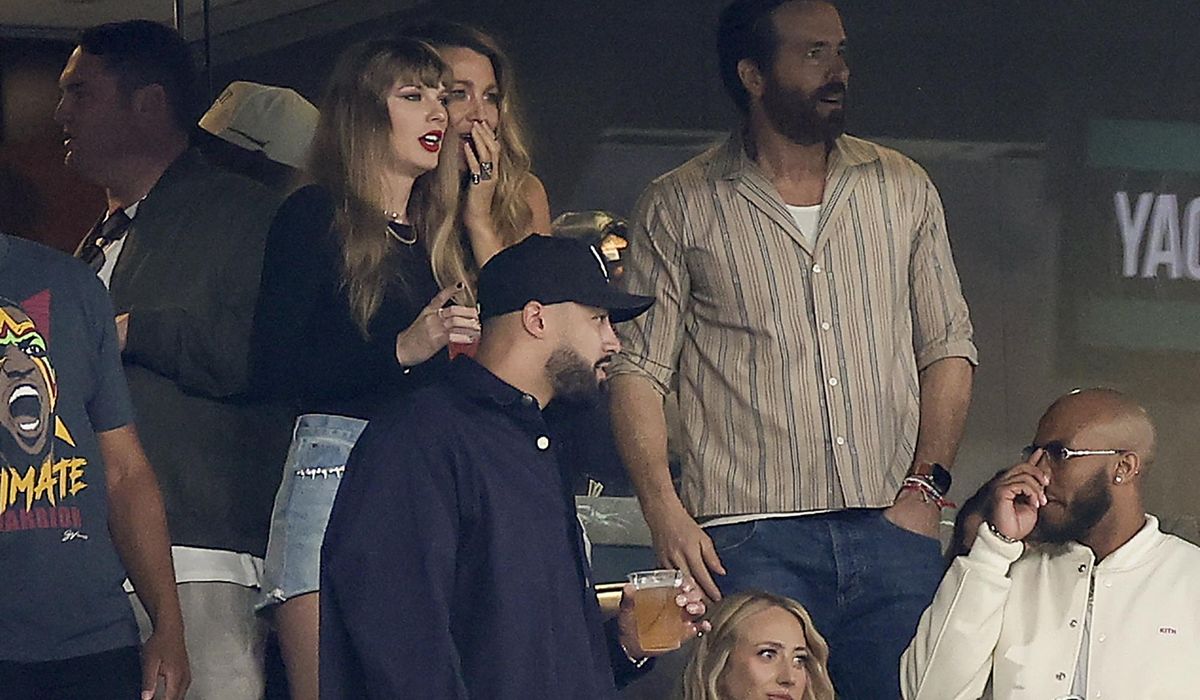 NextImg:Taylor Swift watches Travis Kelce and the Chiefs take on the Jets at MetLife Stadium