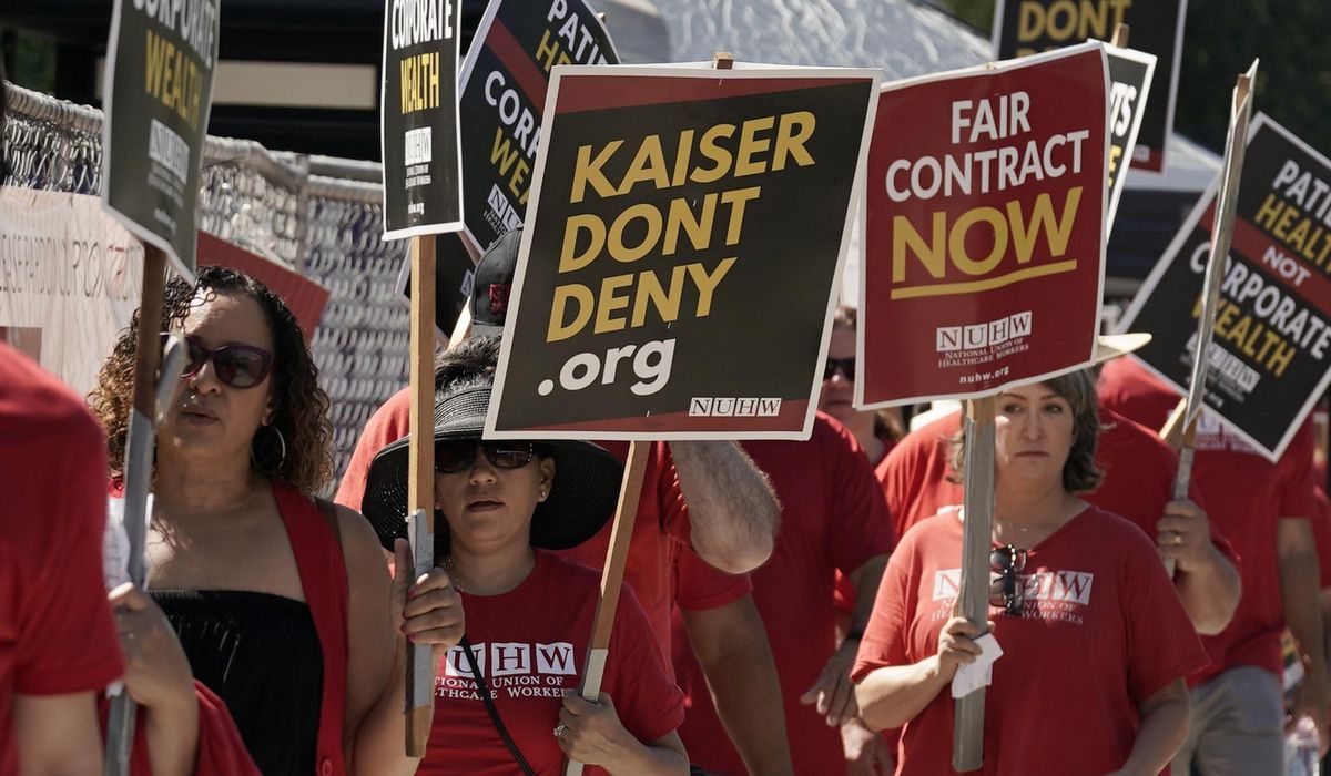 NextImg:Thousands of U.S. health care workers go on strike in multiple states over wages and staff shortages