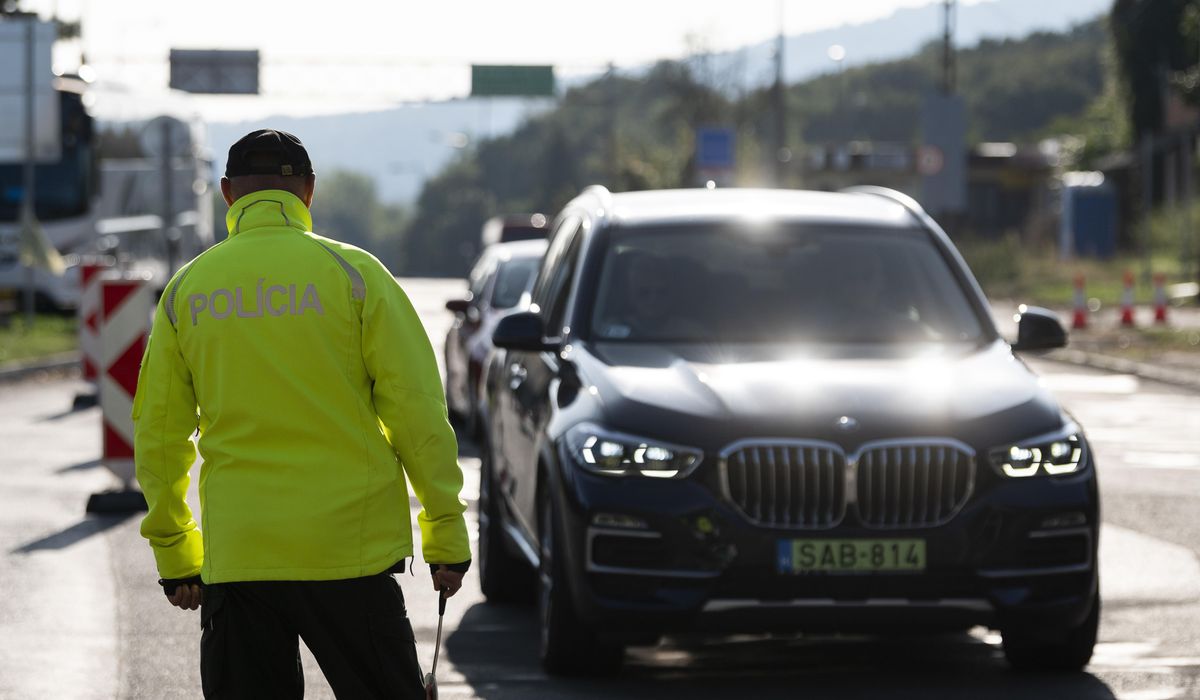NextImg:Slovakia begins border checks with neighboring Hungary in an effort to curb migration