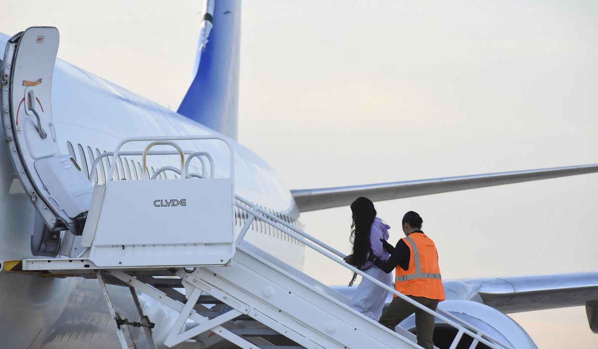 NextImg:U.S. resumes deportation flights to Venezuela with more than 100 migrants on board