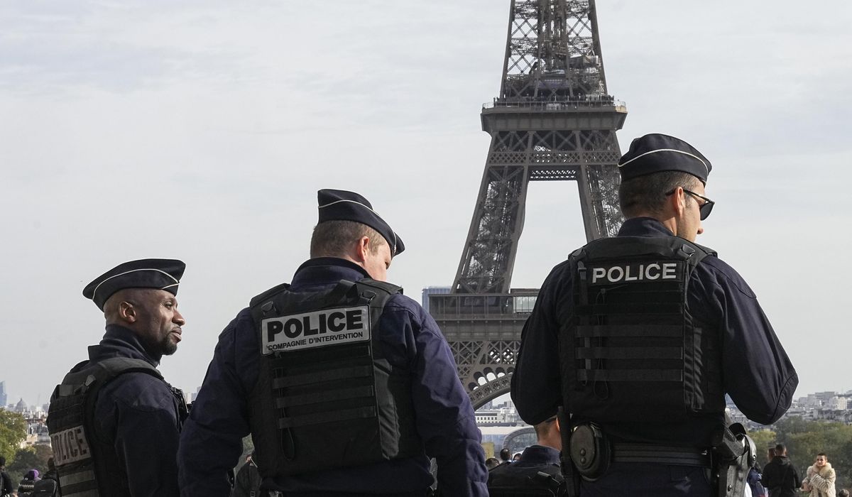 NextImg:Stranded on the Eiffel Tower, a couple decide to wed, with an AP reporter there to tell the story