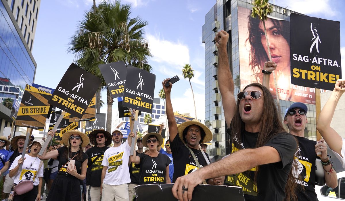 NextImg:Studio execs call striking actors back to the bargaining table