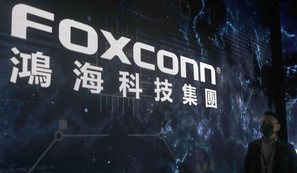 NextImg:DNC calls Trump ‘Foxconn con’ before Wisconsin rally