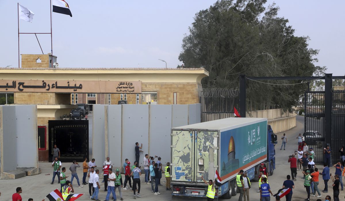 NextImg:Media reports a convoy of 17 trucks bringing aid to Palestinians crosses into Gaza