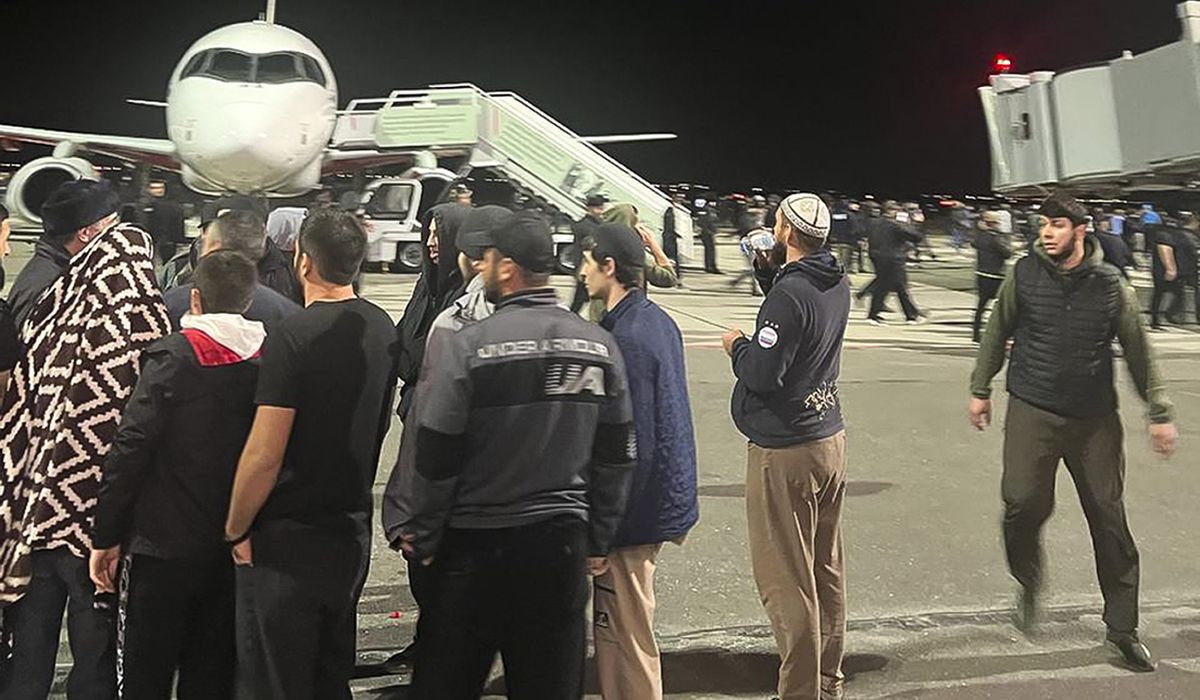 NextImg:Russians in antisemitic riot storm airport over arrival of plane from Israel