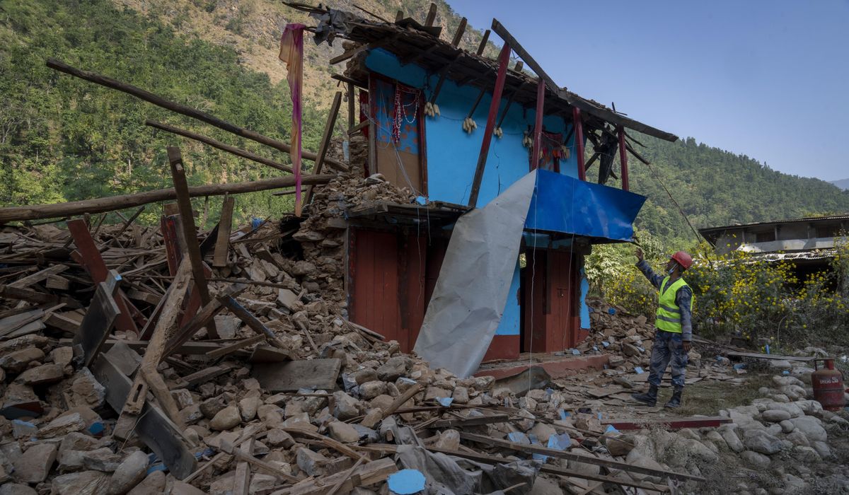 NextImg:Aid trickles in to Nepal villages struck by earthquake as survivors salvage belongings from rubble