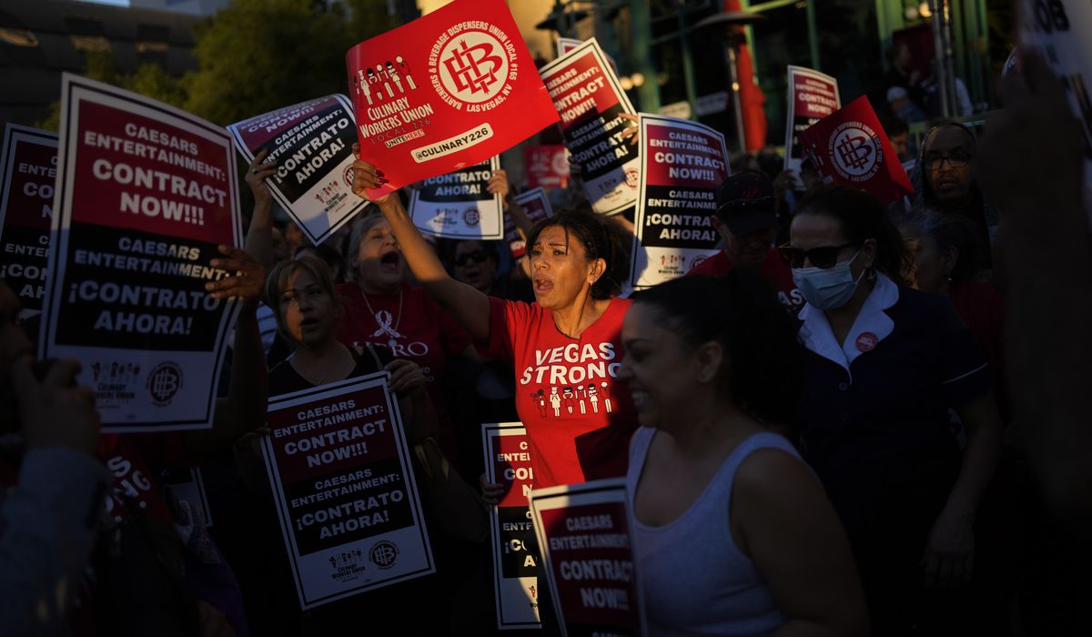NextImg:Las Vegas culinary workers ratify new deal with Caesars