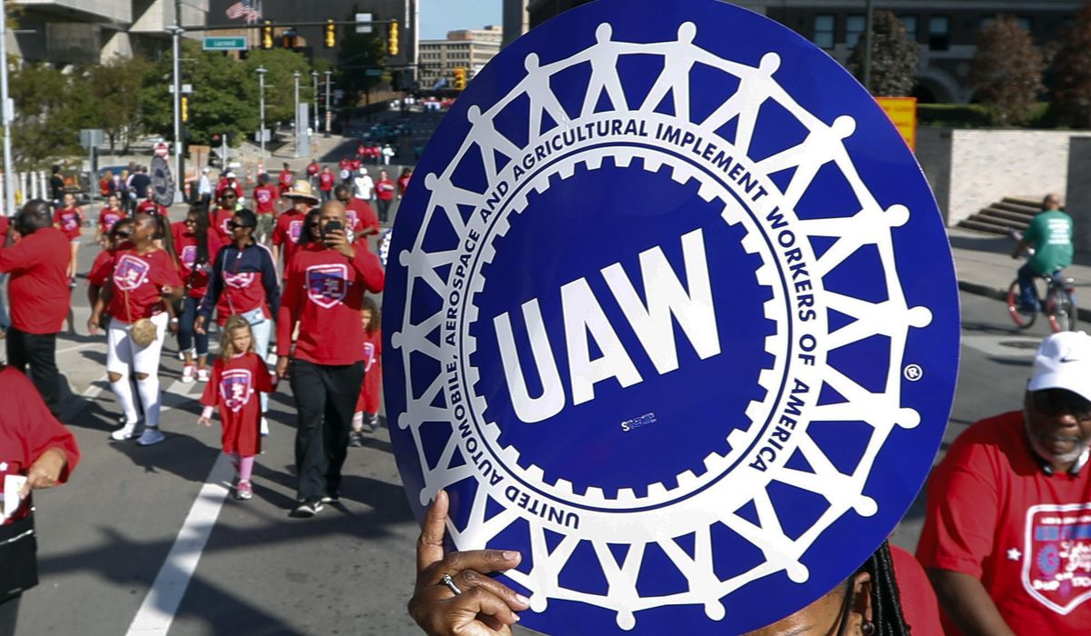 NextImg:Majority of workers at largest U.S. Mercedes plant sign with UAW