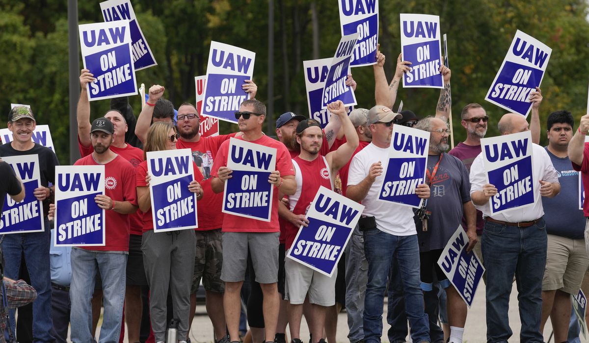 NextImg:UAW GM workers near ratification after Texas plant approves contract