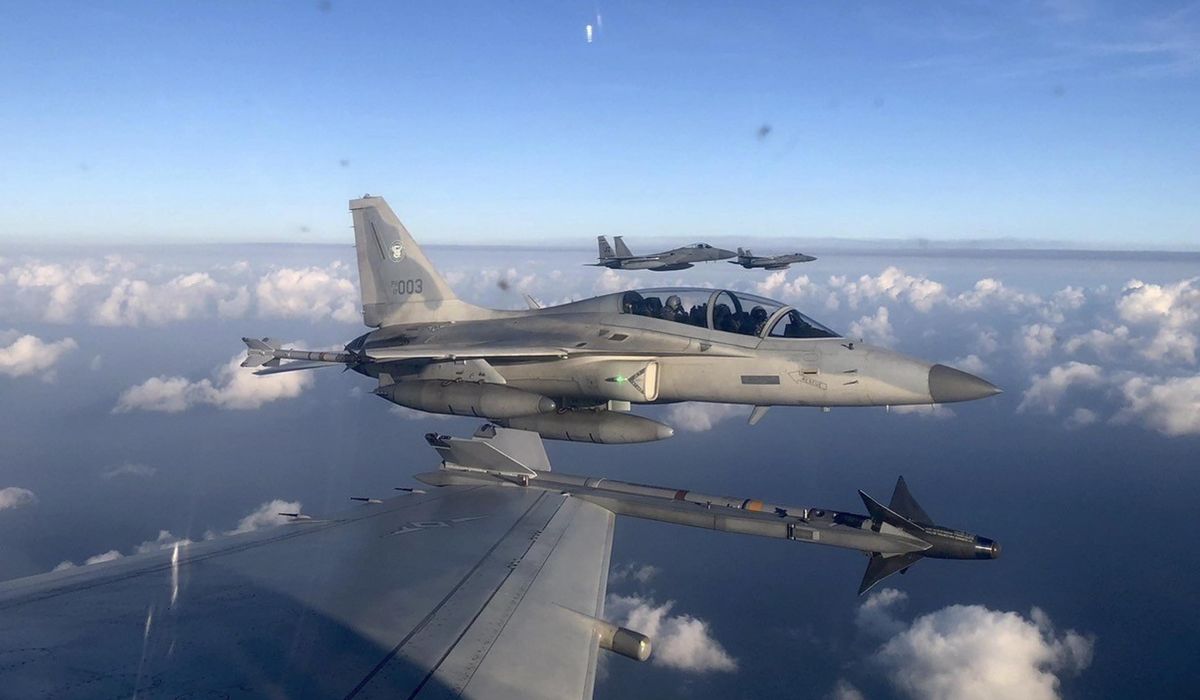 NextImg:The U.S. and the Philippines conduct joint air, sea patrols in South China Sea not far from Taiwan