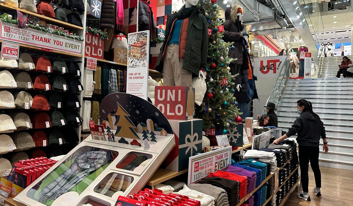 NextImg:Holiday spending spikes despite sluggish outlays earlier in year: Gallup