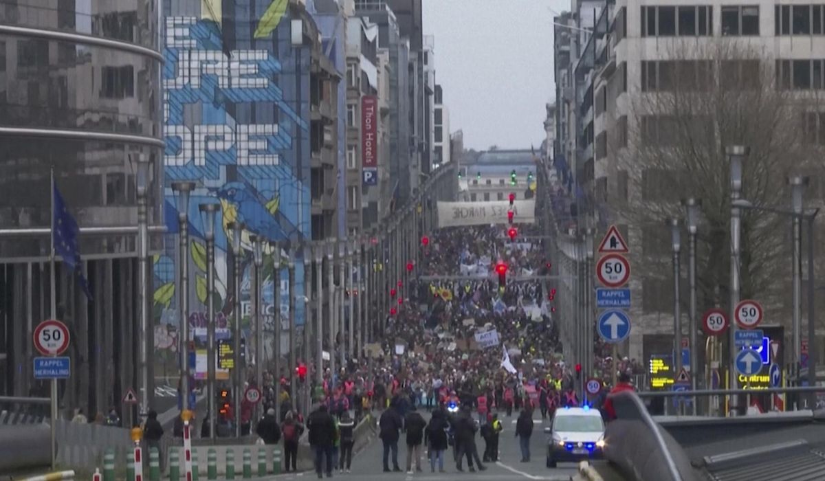 NextImg:Thousands of climate change activists hold boisterous protest march in Brussels with serious message