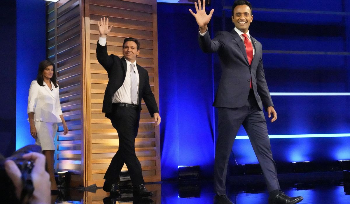 NextImg:Four GOP candidates will be on the debate stage, while Trump holds a fundraiser. Follow live updates