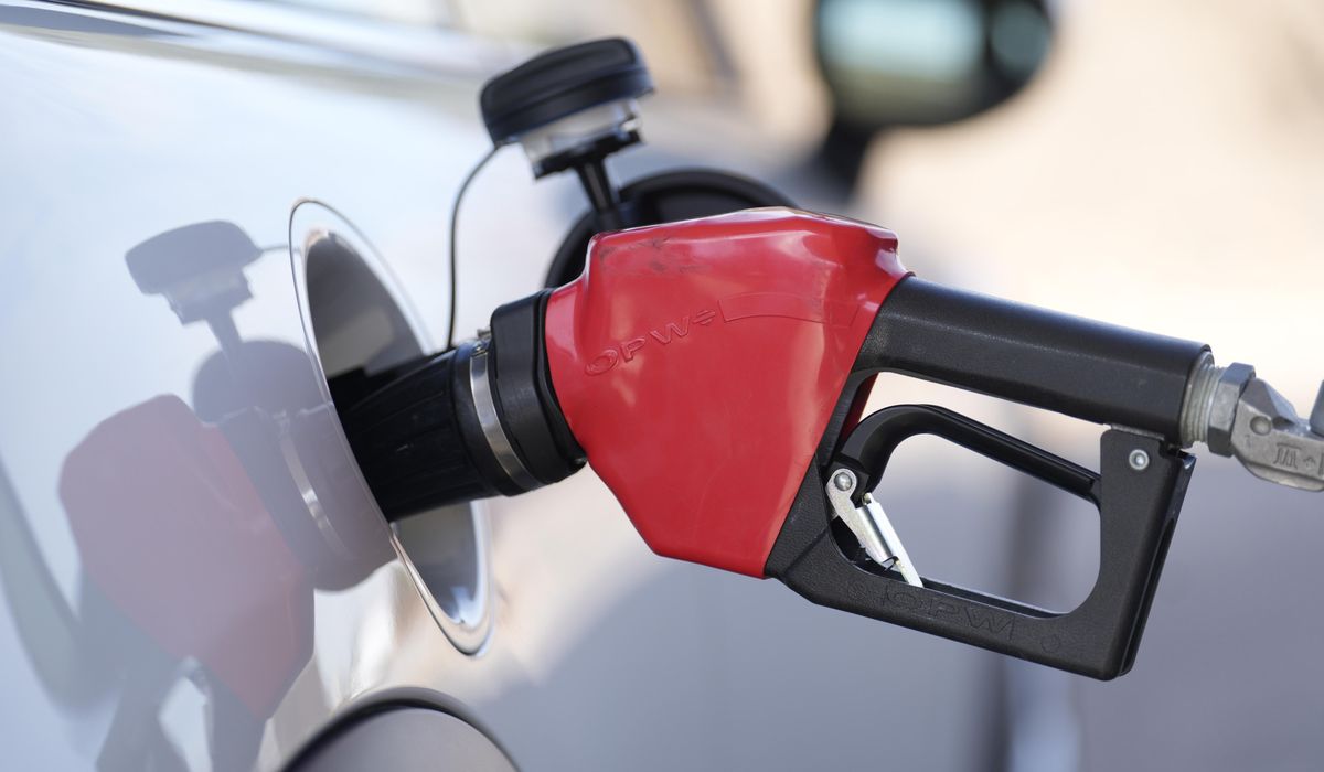 NextImg:Slightly lower gasoline prices forecast for 2024