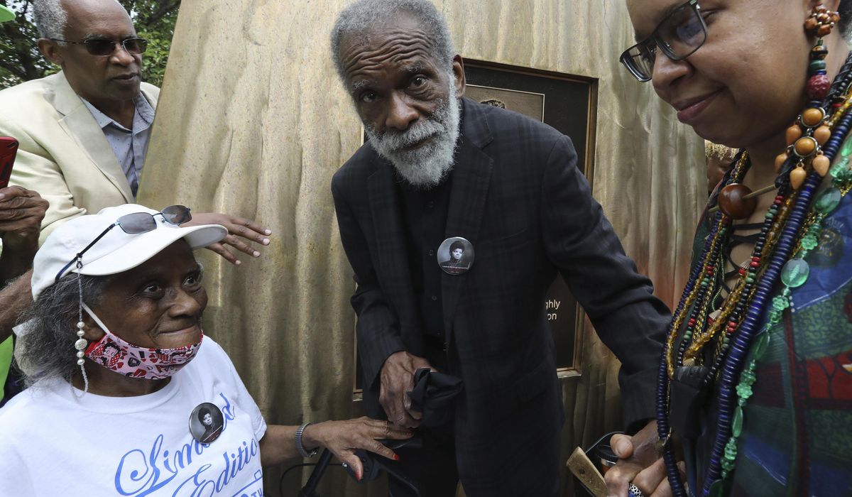 NextImg:Prolific Chicago sculptor whose public works explored civil rights, Richard Hunt dies at 88