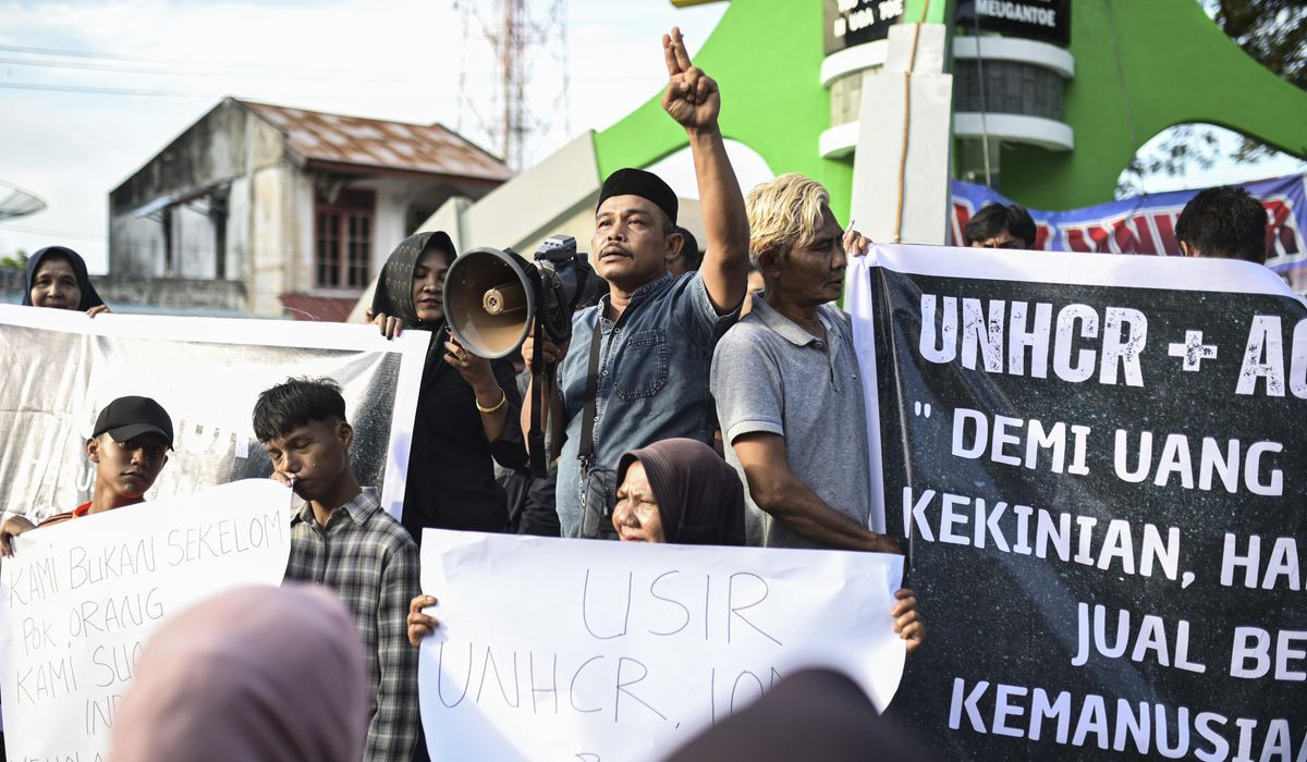 NextImg:Hundreds of residents on Indonesian island protest the growing arrival of Rohingya refugees by sea