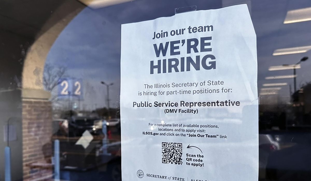 NextImg:U.S. applications for jobless benefits rise, but labor market remains solid