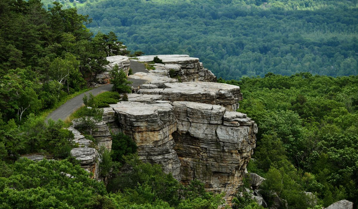 NextImg:Tourist plunges to death from cliff in New York state park