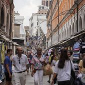 Tourists walk in a crowded street in Venice, Italy, Wednesday, Sept. 13, 2023. Venice on Saturday, Dec. 30, 2023 announced new limits on the size of tourist groups in another measure aimed at reducing the pressure of mass tourism on the famed canal city. Starting in June, groups will be limited to 25 people. (AP Photo/Luca Bruno, File)