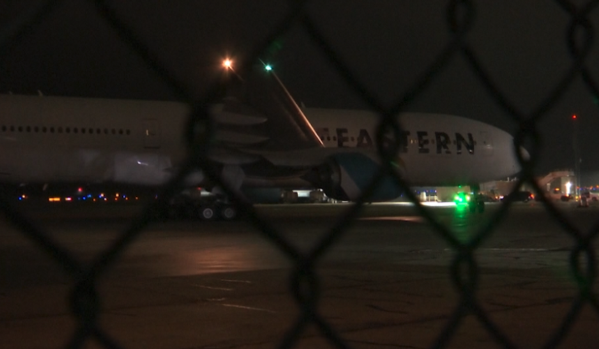 NextImg:Plane carrying migrants from Texas arrives in Illinois