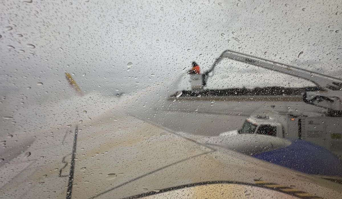 NextImg:Major snow in D.C. region prompts commuter rails to close, delays at airports