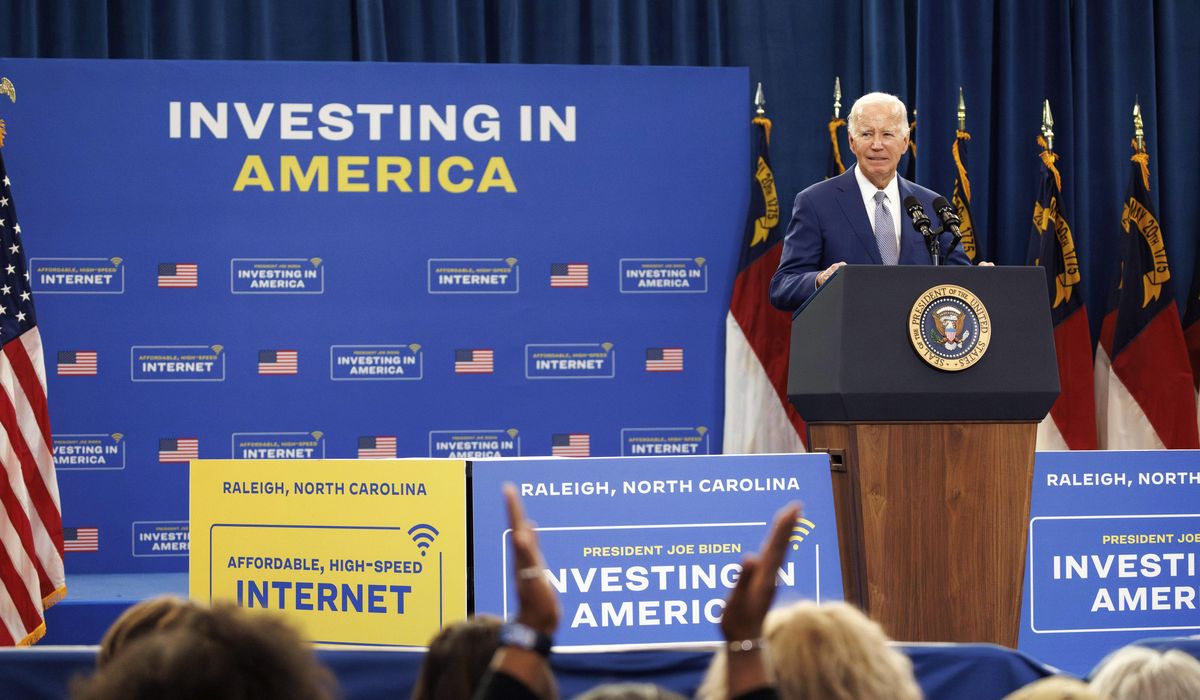 NextImg:Biden touts strong economy, but voters remain unconvinced