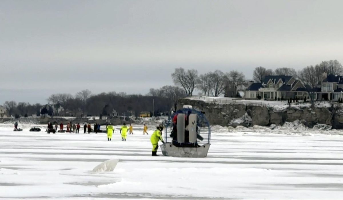 NextImg:20 people survive ice floe on Lake Erie