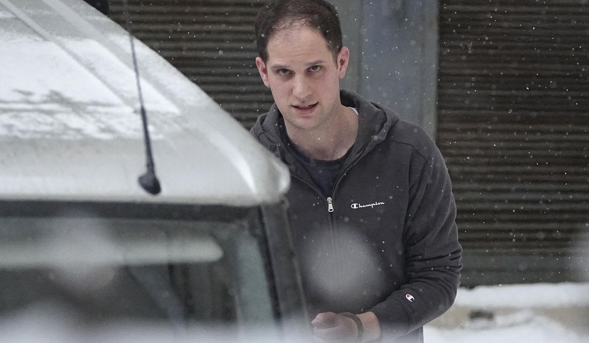 NextImg:American reporter stuck in Russian prison at least 2 more months