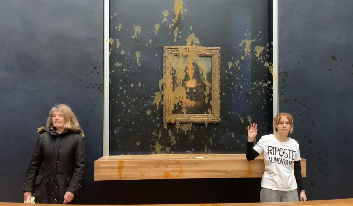 NextImg:Climate activists throw soup at glass protecting Mona Lisa in Paris as farmers’ protests continue