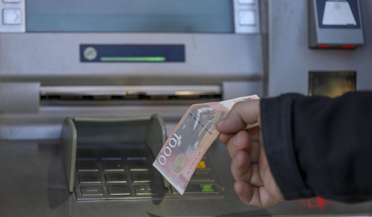 NextImg:Thousands of minority Serbs protest Kosovo’s decision to abolish the Serbian dinar